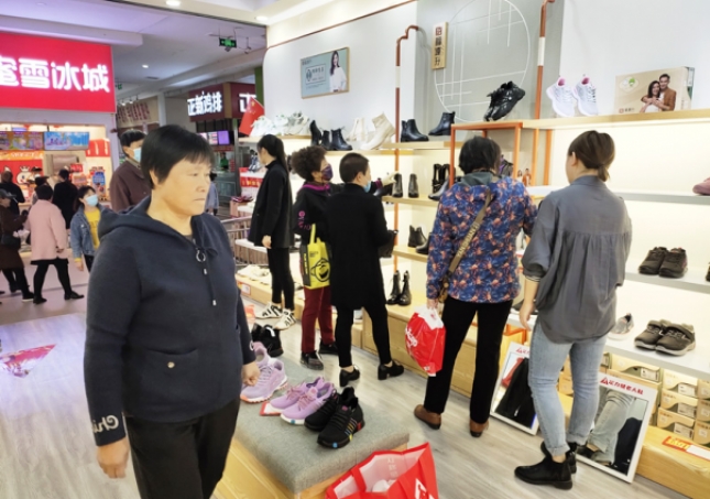 鞋子品牌加盟-現(xiàn)在鞋子品牌特別多，選擇哪個(gè)加盟更具有吸引力呢？