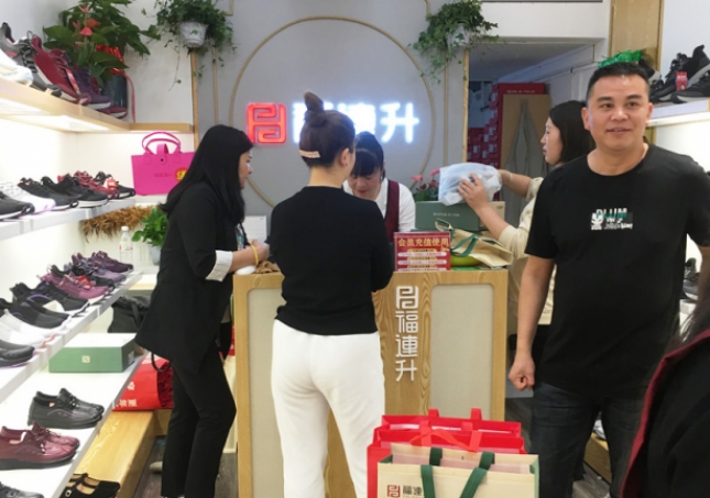 鞋店如何通過“鞋子以舊換新”的活動(dòng)盈利？